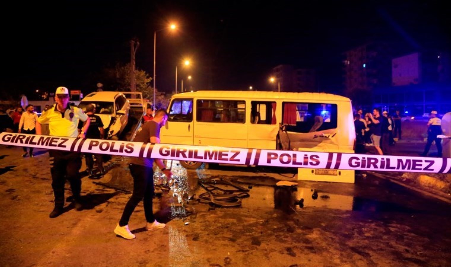 Antalya’da düğün dönüşü feci kaza: 22 yaralı! UKOME kararına rağmen trafik ışığı yapılmamış…