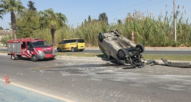 Antalya’da faciadan dönüldü! Virajı alamayan araç palmiyeye çarpıp takla attı: 3 yaralı