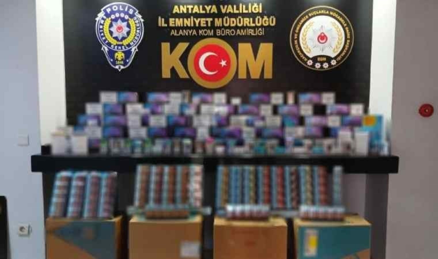 Antalya’da kaçak sigara operasyonu: 3 tutuklama