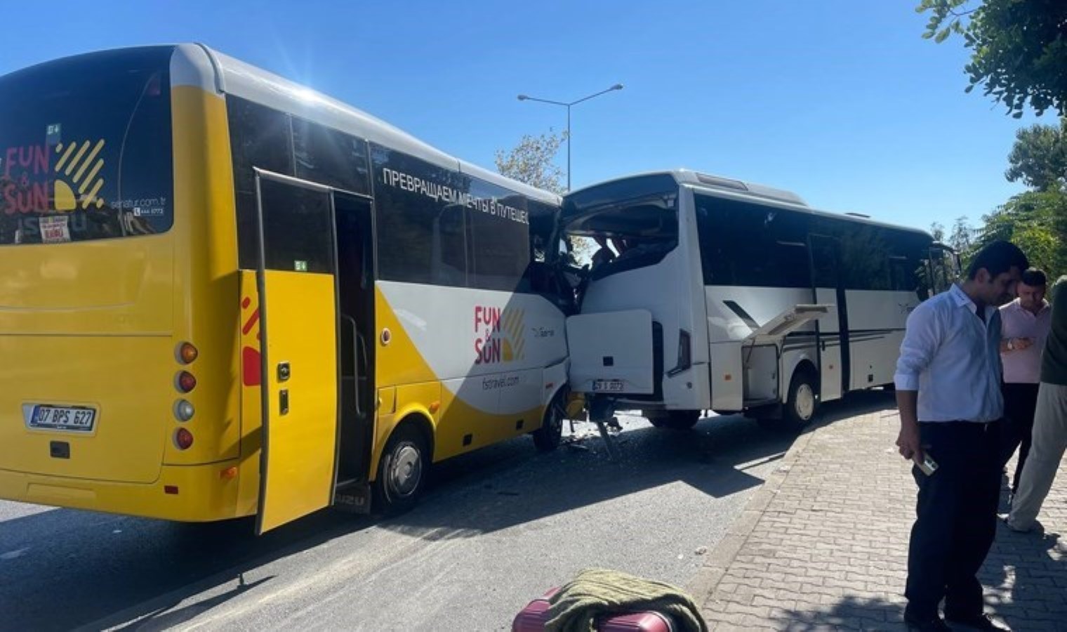 Antalya’da tur midibüsleri çarpıştı: 12 yaralı