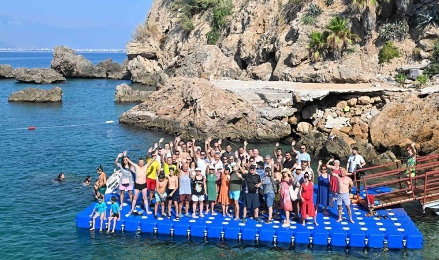 Antalya’nın ücretsiz plajları tehdit altında: Muratpaşa Belediyesi’ne suç duyurusu