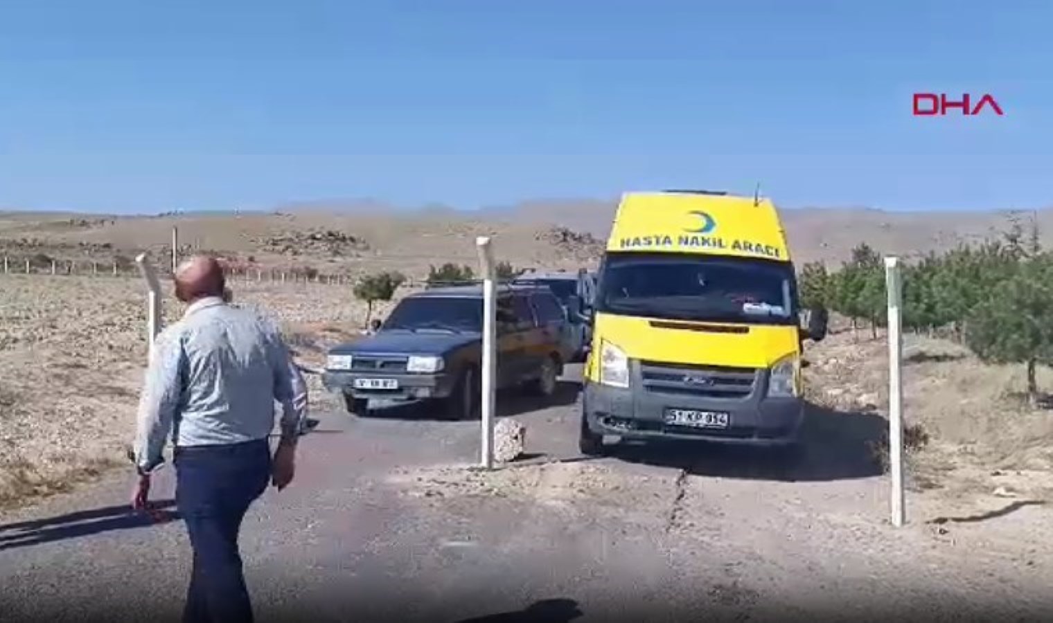 ‘Arsa benim’ dedi, 50 yıllık köy yolunu kapattı