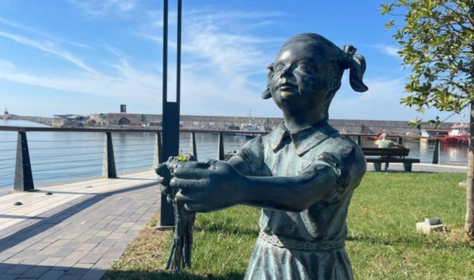 ‘Atatürk’e çiçek veren kız’ heykelinin çiçekleri kırıldı