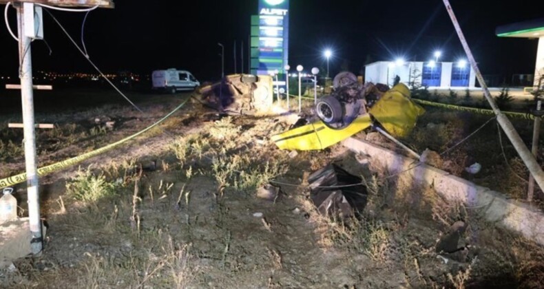 Aydınlatma direğine çarpan otomobil ikiye bölündü: 1 ölü, 3 yaralı