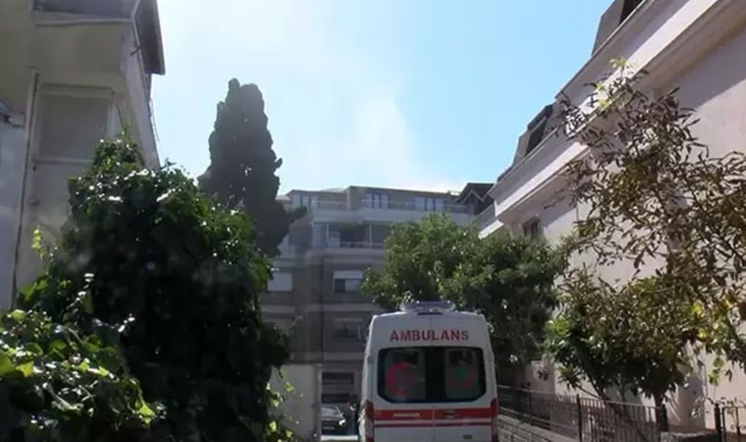 Bakırköy’de 3 katlı binada yangın: Mahsur kalan 1 kişi kurtarıldı