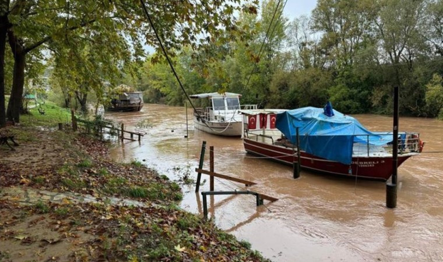 Bartın Irmağı’nda neler oluyor? Su seviyesi 3 metre yükseldi, İnkumu Plajı çöplerle doldu