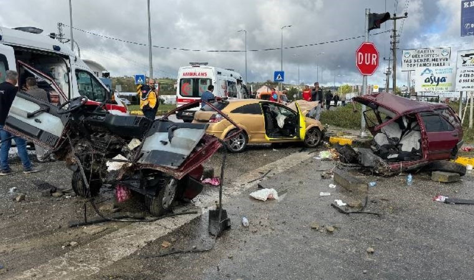 Bartın’da iki otomobil birbirine girdi… Yaralılar var!