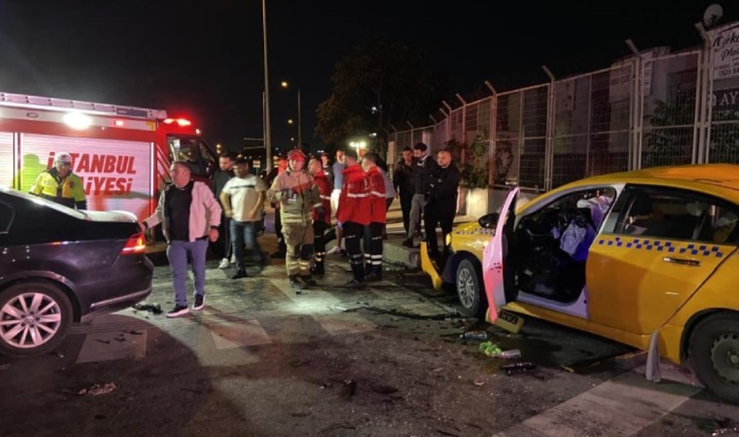 Başakşehir’de feci kaza… Kırmızı ışık ihlali yapan taksi otomobille çarpıştı: 10 yaralı