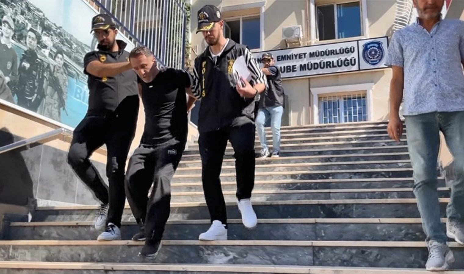 Başakşehir’de silahla ateş açarak bir kişiyi öldüren 2 şüpheli yakalandı