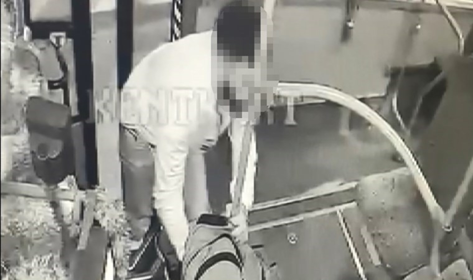 Bindiği minibüste şoförün cüzdanını çaldı