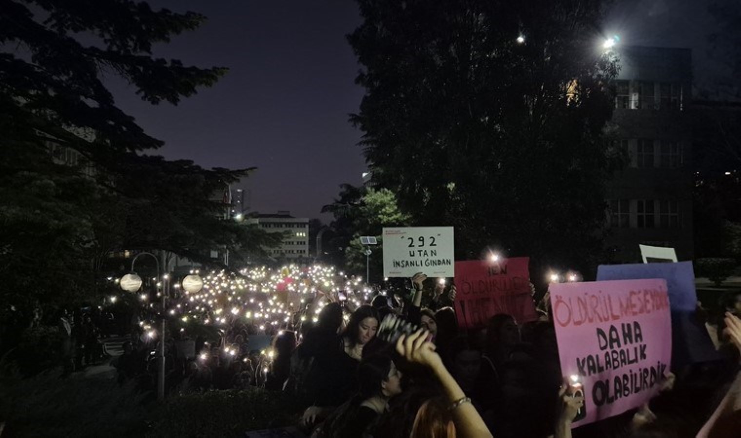 Boğaziçi Üniversitesi’nde ‘Ayşenur’ ve ‘İkbal’ protestosu: Kapıları kitlediler!