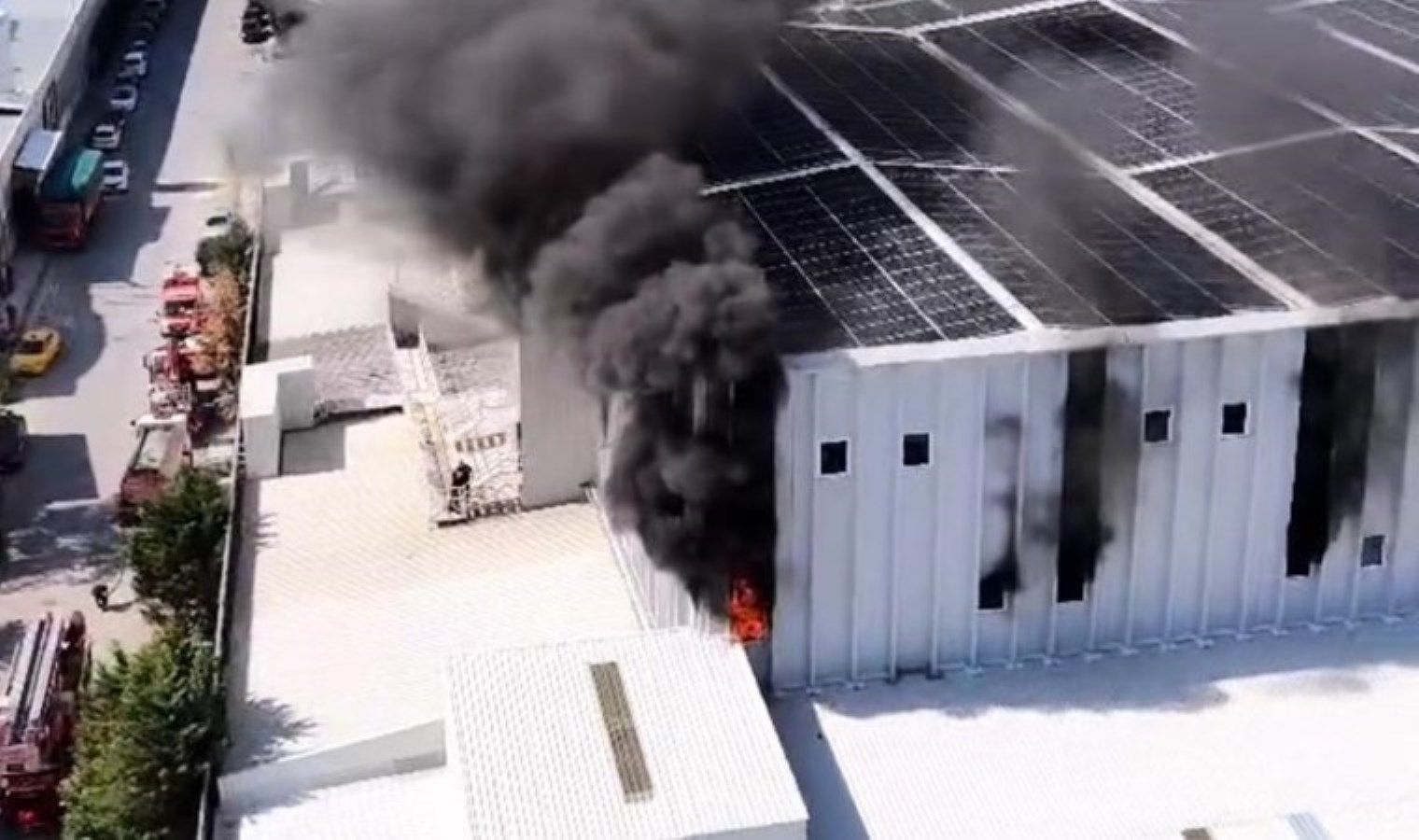 Bursa’da fabrika yangını: 1 işçi dumandan etkilendi