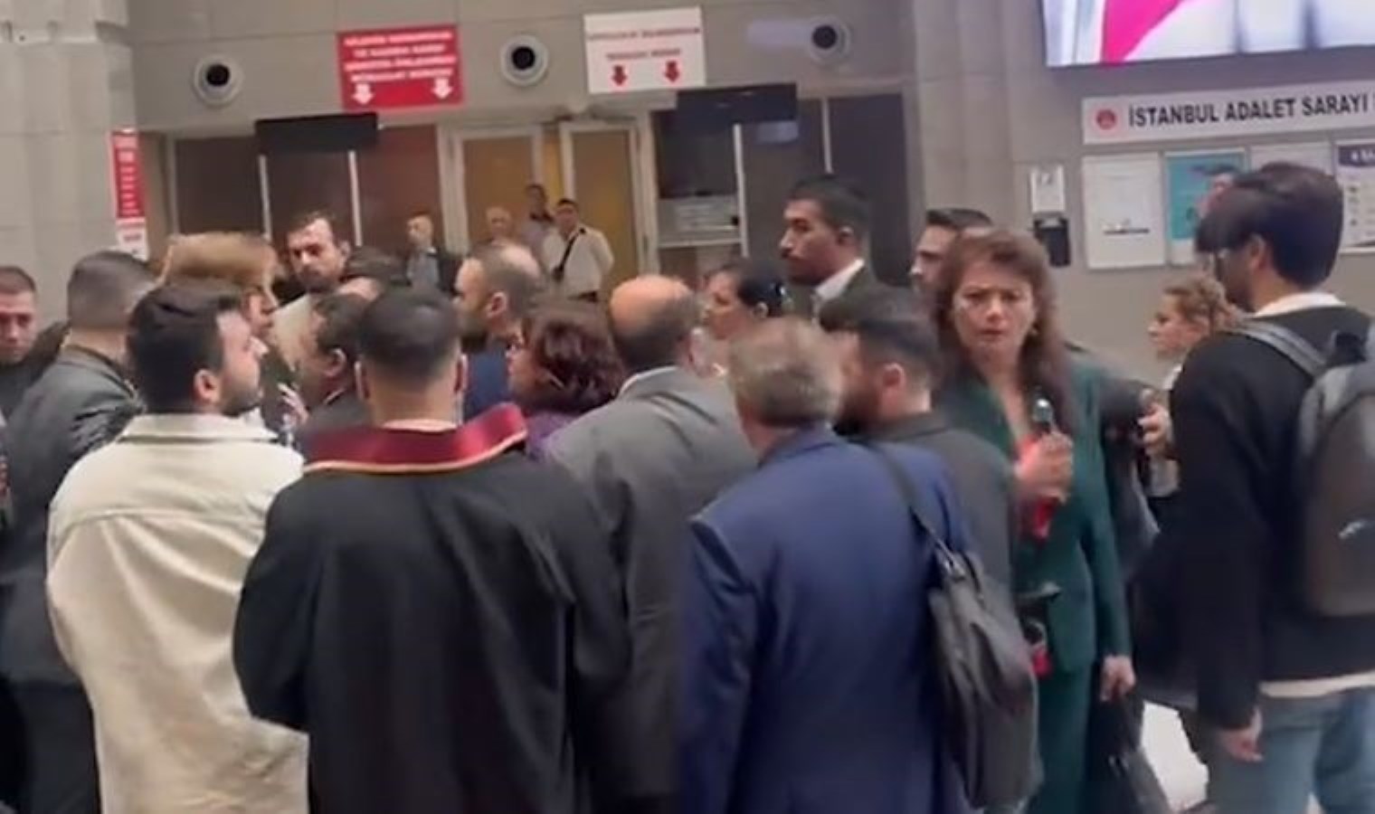 Çağlayan Adliyesi’nde Filiz Saraç’a engel! Arbede çıktı