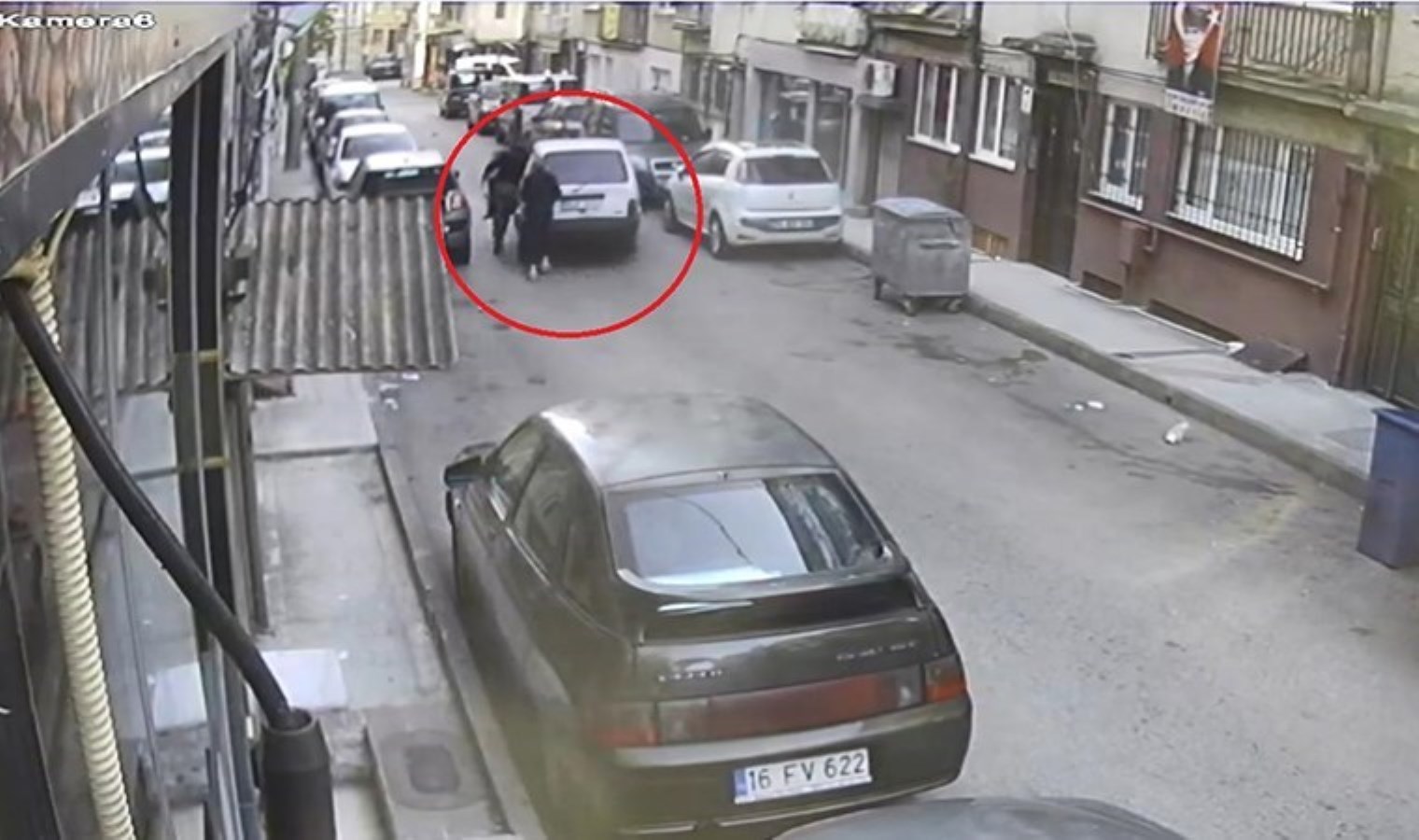 Çalmak istedikleri otomobili çalıştıramayınca, iterek götürdüler