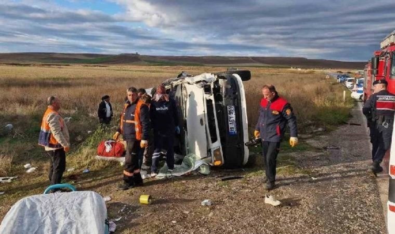 Çorum’da feci kaza… TIR ile işçi servisi çarpıştı: 1 ölü, 14 yaralı