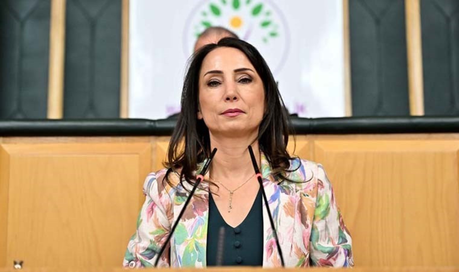 DEM Parti’den Tülay Hatimoğulları’na yönelik ırkçı ve cinsiyetçi saldırılara kınama