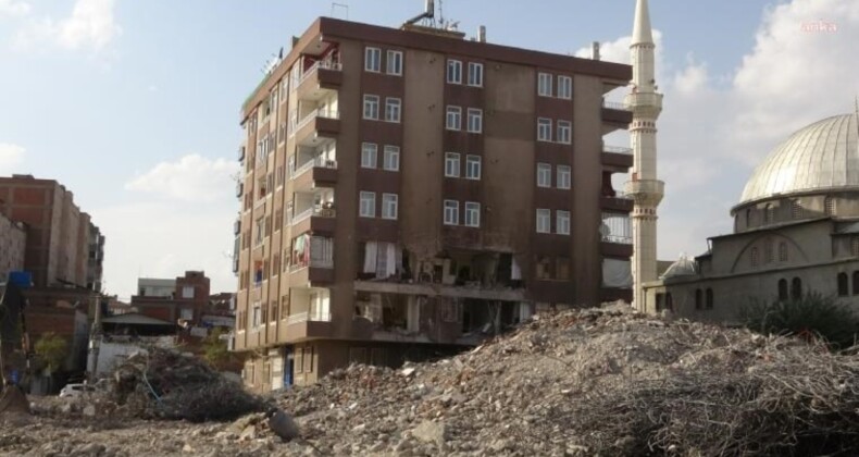 Diyarbakır’da yıkımı yapılan ağır hasarlı bina, yanındaki apartmanın üzerine çöktü