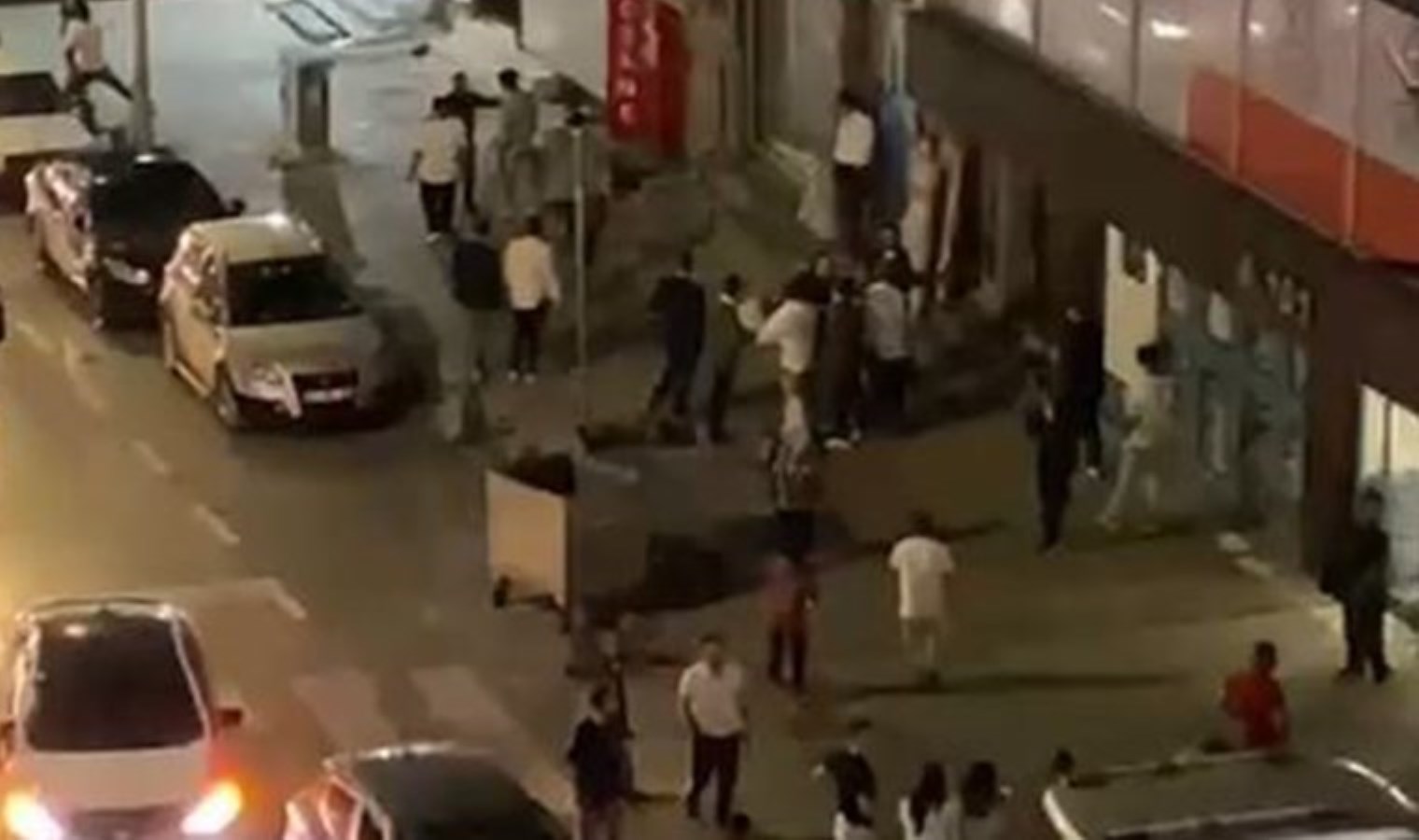 Düğün konvoyunda ‘korna’ kavgası: Zor ayırdılar!