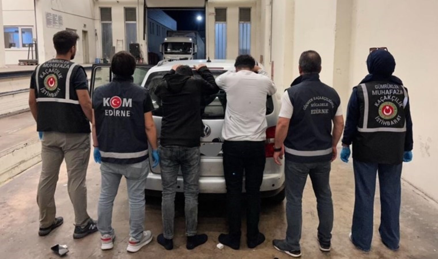 Edirne’de otomobilin gizli bölmesinde 2 kaçak göçmen yakalandı