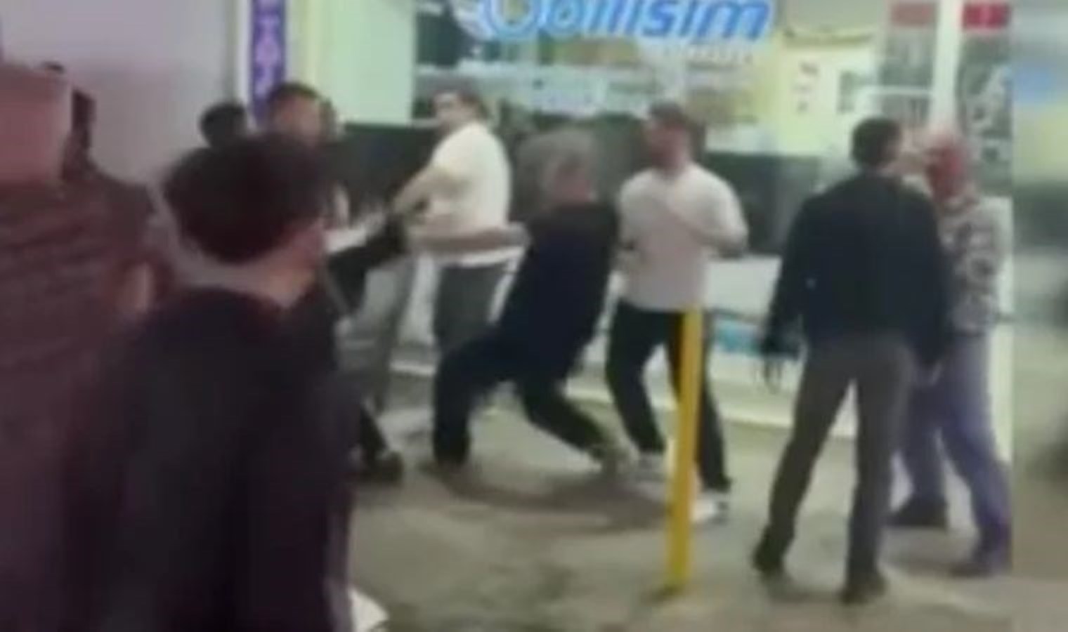 Esenyurt’ta iki grup arasında kavga: Birbirlerine televizyonlarla saldırdılar