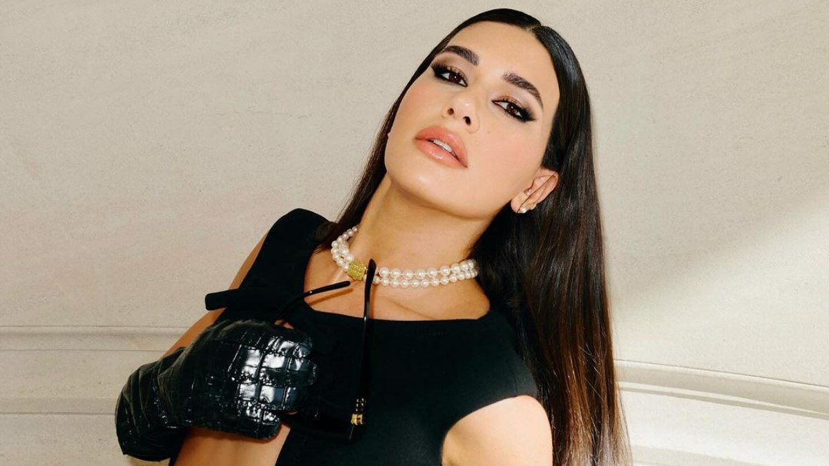 Fenomen Sibil Çetinkaya’dan defile pozları! “Şükrü Bey’in nabzı kaç”