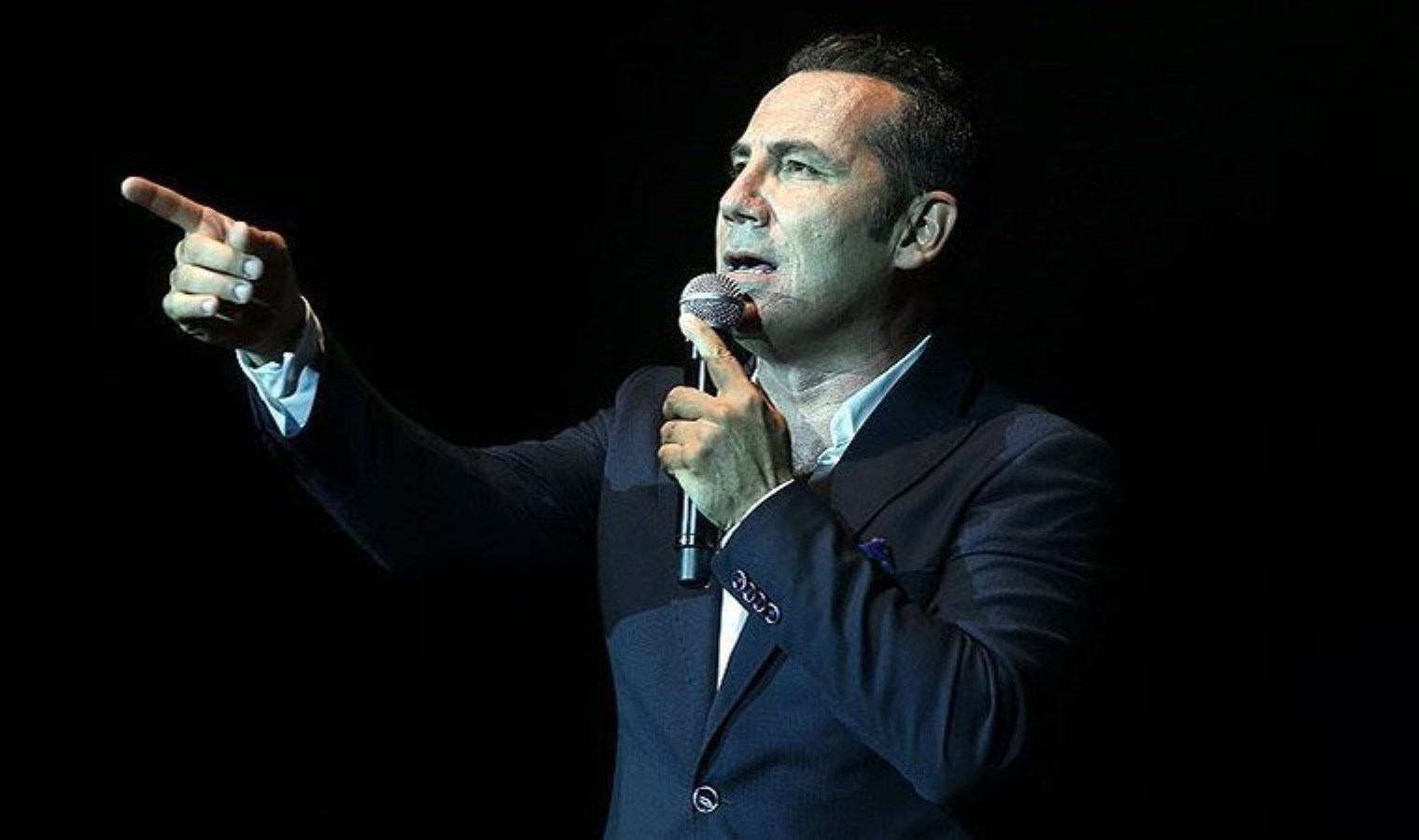 Ferhat Göçer konserinde, katledilen kadın ve çocukları andı