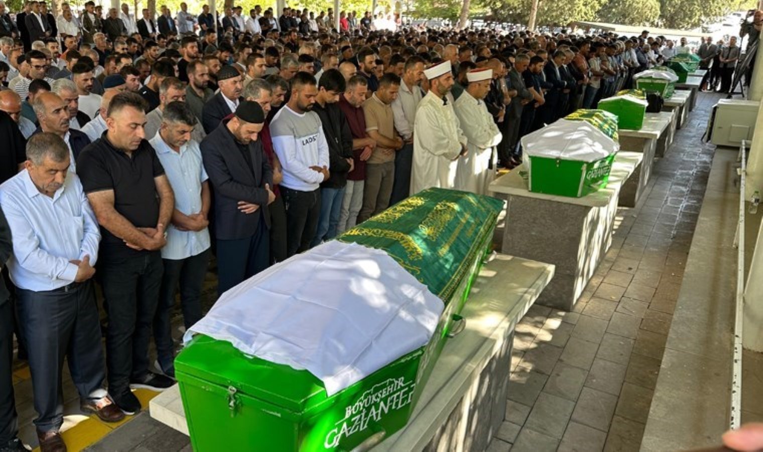 Gaziantep’teki aile katliamı… 6 tabut yan yana dizildi: gözyaşları sel oldu
