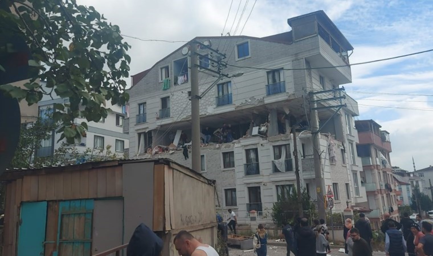 Gebze’de binada patlama: Çok sayıda yaralı var!