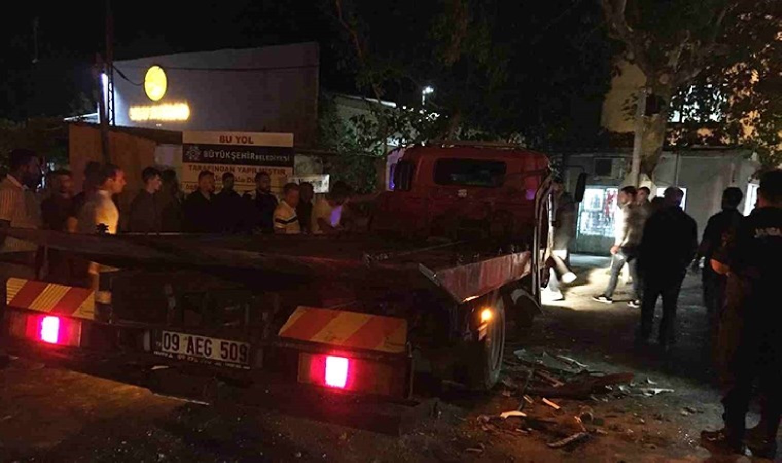 Germencik’te minibüs ile çekici çarpıştı: 3 yaralı