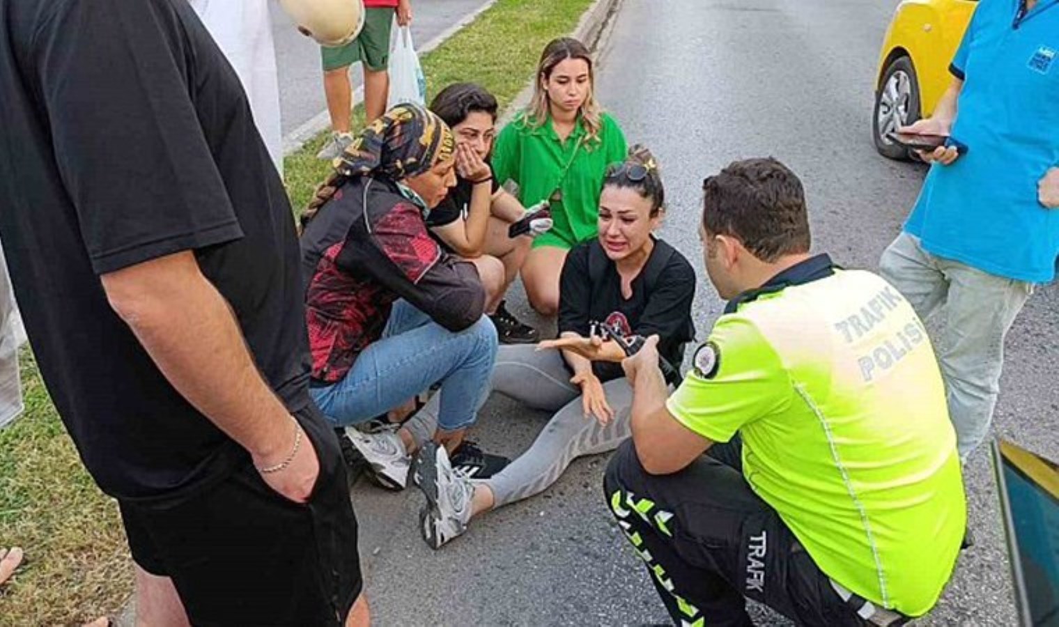 Gözyaşlarını tutamadı: Önündeki araç durunca panikleyip motosikleti devirdi