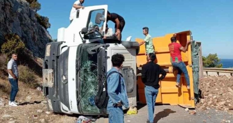 Hafriyat kamyonu devrildi: Yol 2 saat trafiğe kapandı