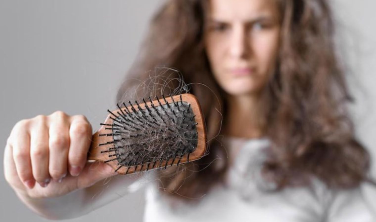 Hava değişimlerinde saçlarınızın yıpranmasına izin vermeyin: Mevsim geçişlerinde saç dökülmesine iyi gelen 7 doğal çözüm