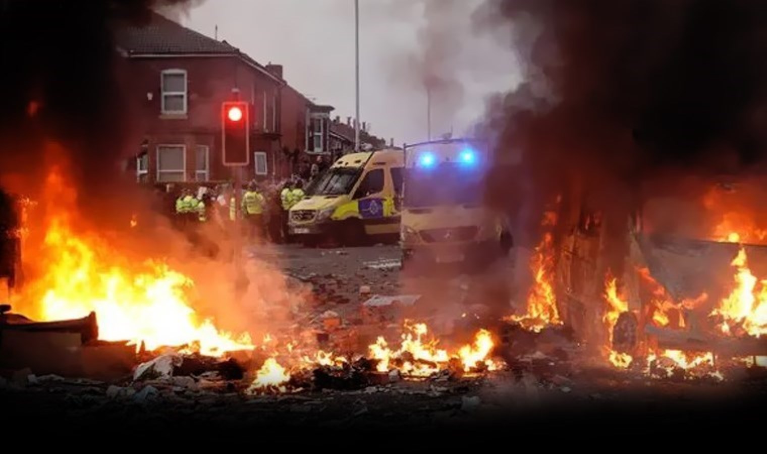 İngiltere’de yeni hükümetin ilk 100 gününe ‘aşırı sağın şiddeti’ damga vurdu