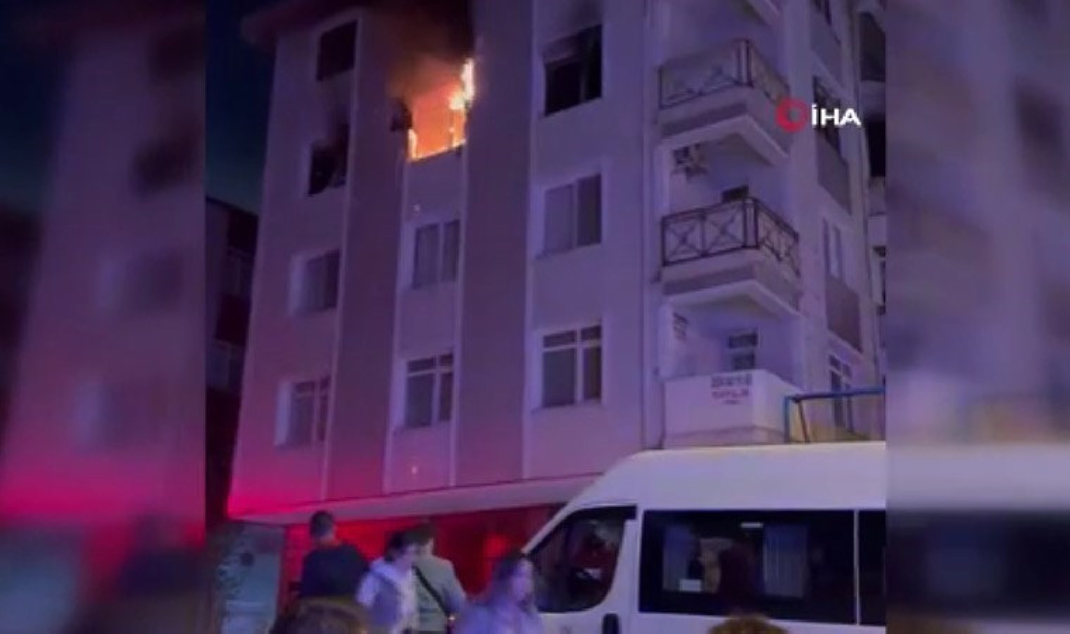 İstanbul Avcılar’da panik anları! ‘Madde bağımlısı’ olduğu iddia edilen şahıs evini yaktı