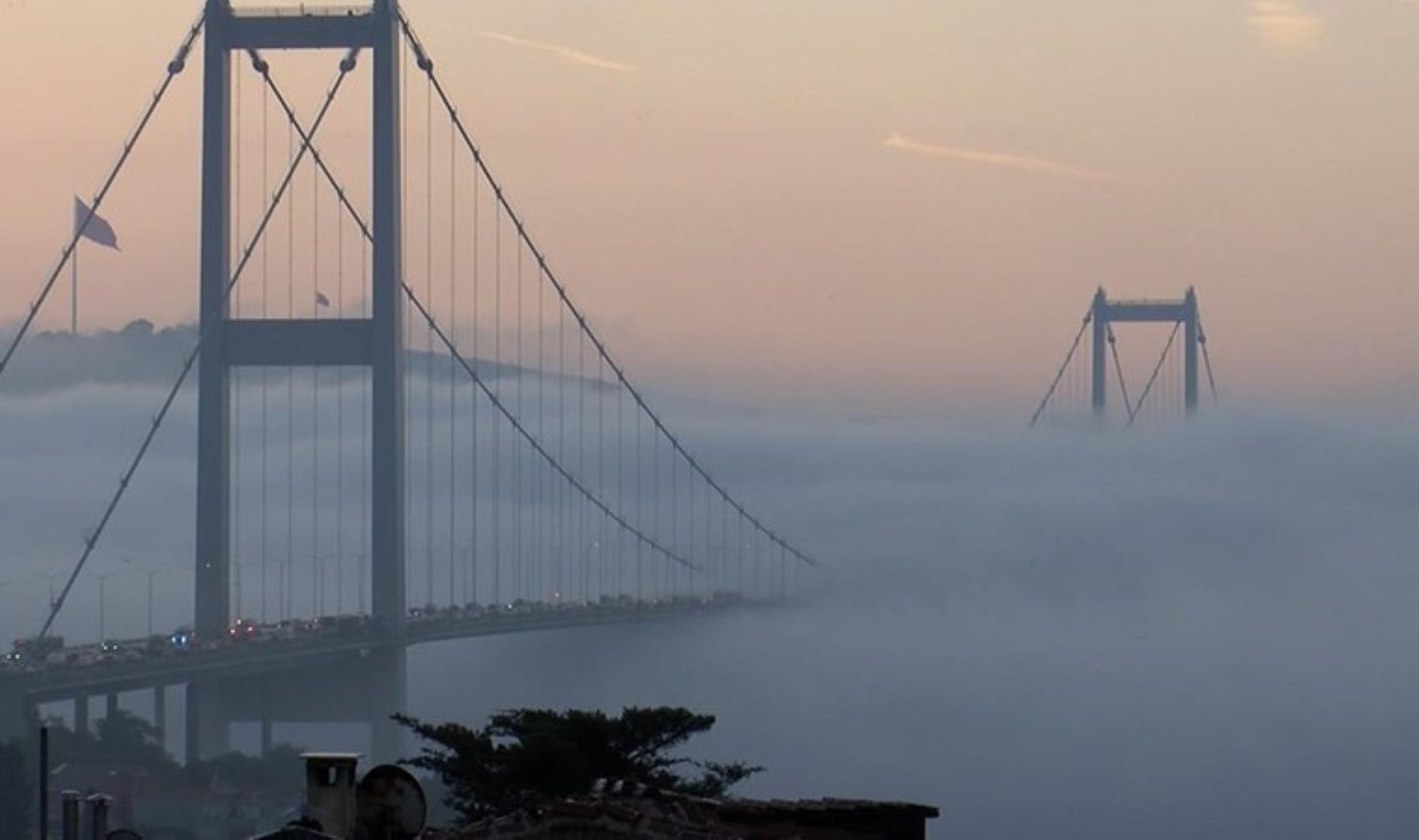 İstanbul Boğazı’nda ‘sis’ etkisi: Gemi trafiği çift yönlü askıya alındı