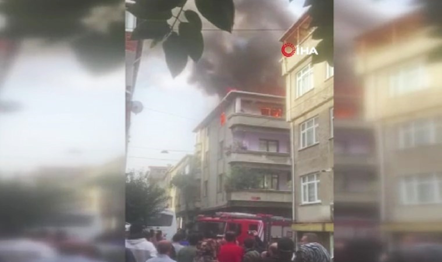 İstanbul Esenler’de 3 katlı binada yangın paniği!
