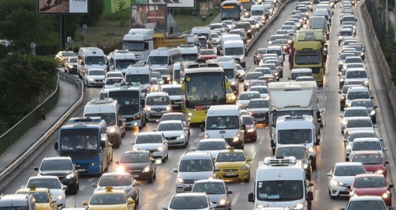 İstanbul trafiğinde ‘pazartesi’ etkisi: Yoğunluk yüzde 70 olarak ölçüldü!