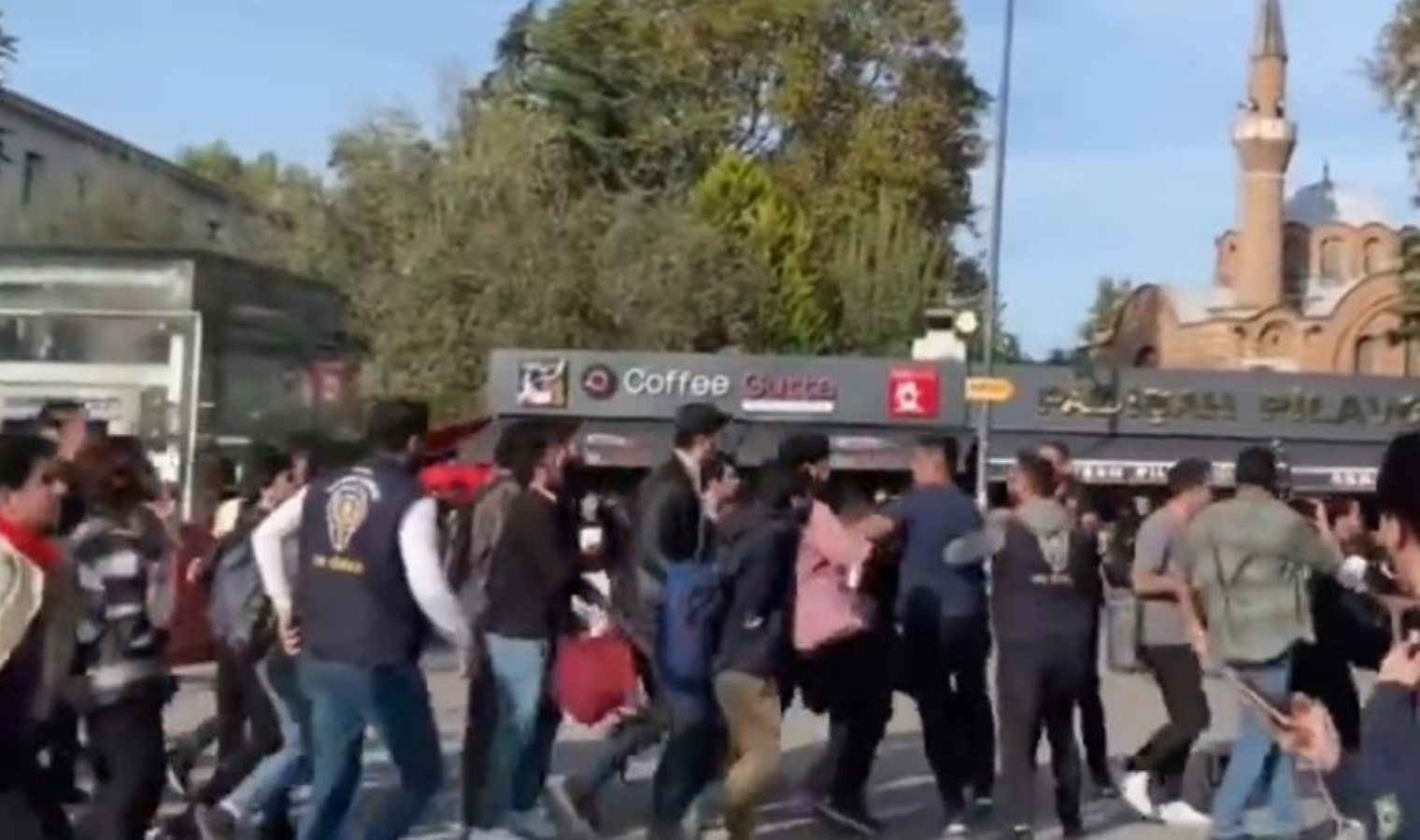 İstanbul Üniversitesi’nde TKP’lilere saldırı: NATO’nun itleri yıldıramaz bizleri