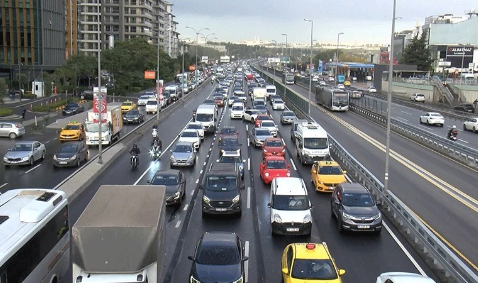 İstanbul’da etkili olan yağış trafiğe neden oldu