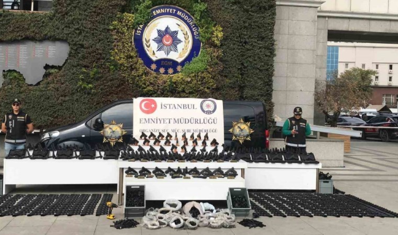 İstanbul’da lüks rezidansa ‘kaçak silah’ operasyonu: 9 gözaltı