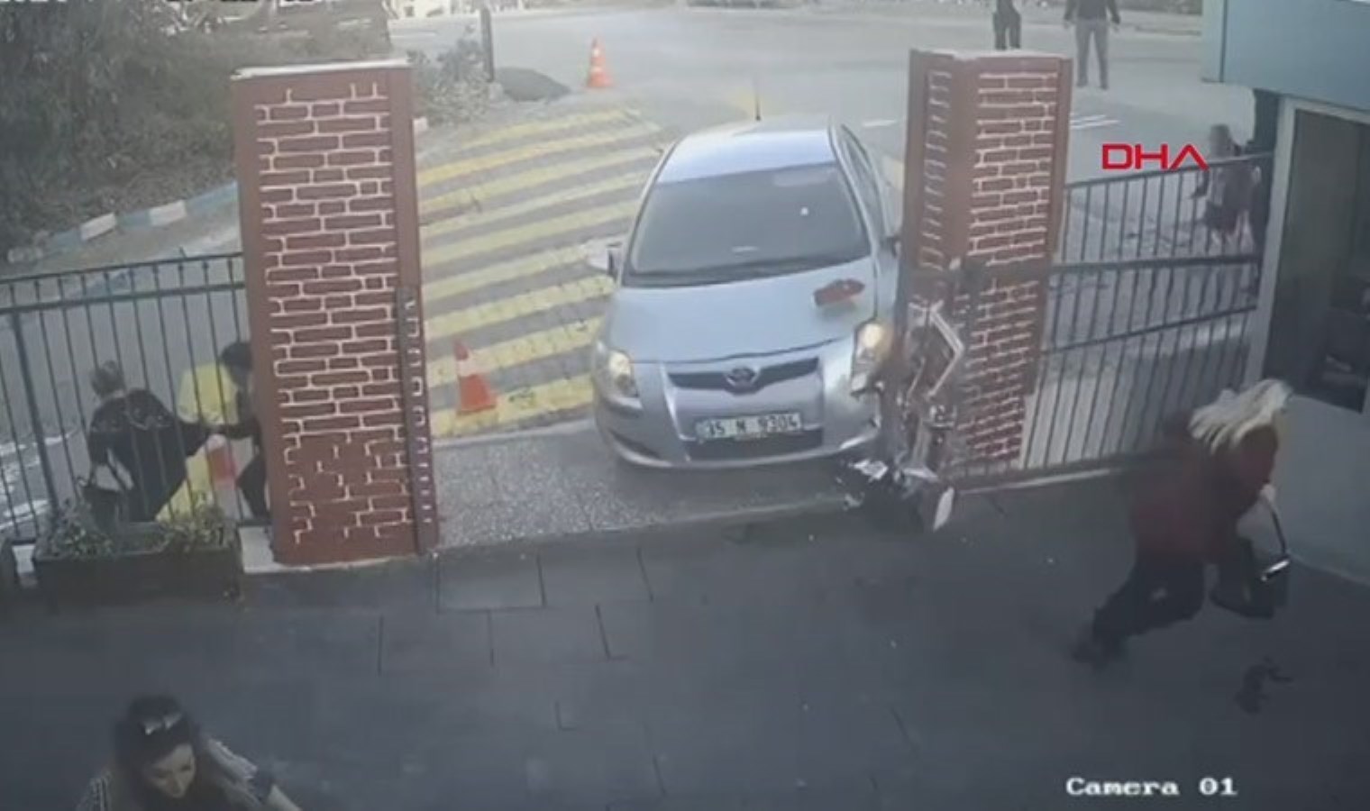 İzmir’de aynı okulda peş peşe kazalar: El freni çekilmeyen araç bahçeye girdi