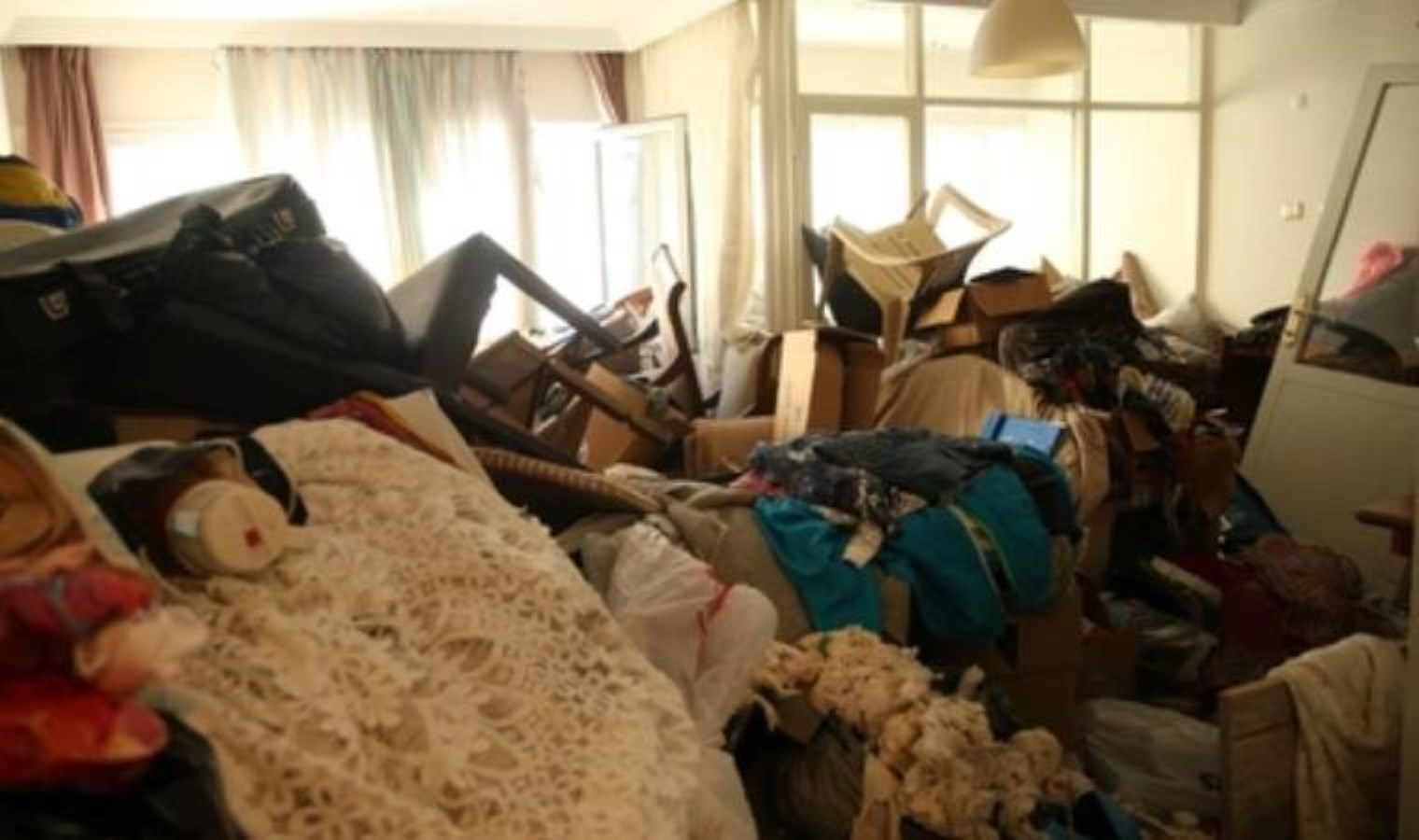 İzmir’de bir evden 3 kamyon çöp çıkarıldı