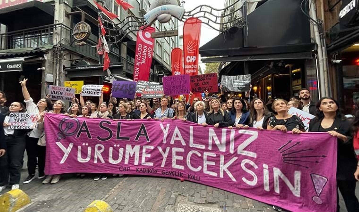 Kadıköy’deki kadına şiddet eyleminde ‘hükümet istifa’ sloganları