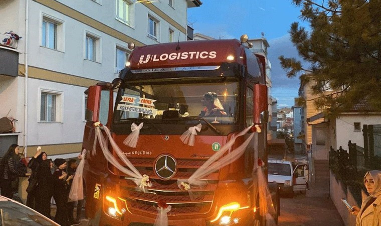 Kadın TIR şoförü TIR’ını düğün arabası yaptı