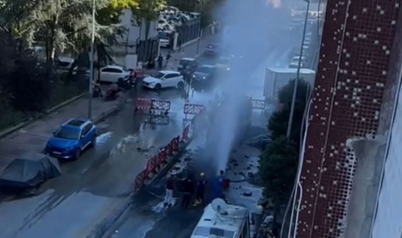 Kağıthane’de kepçe, ‘isale’ borusunu patlattı: Tazyikli su metrelerce yukarıya fışkırdı