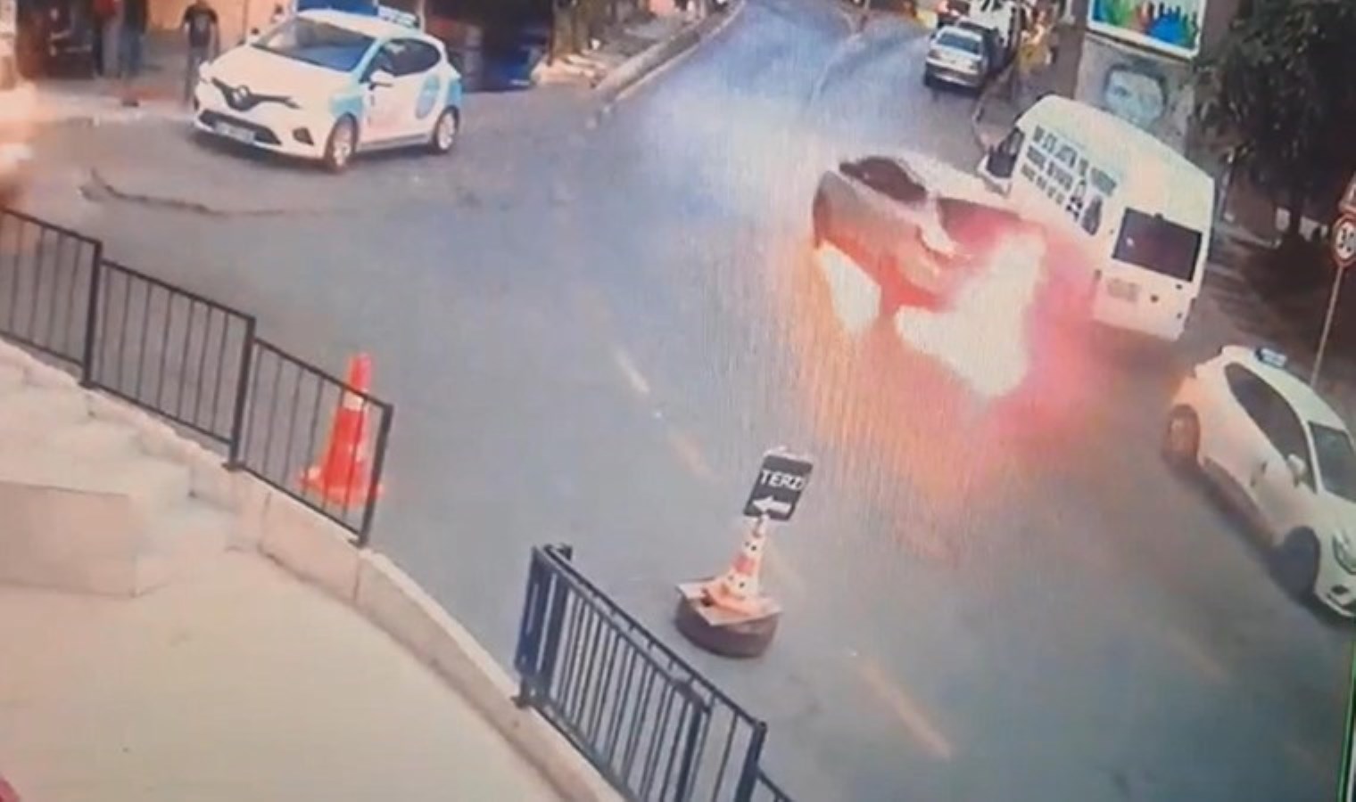 Kağıthane’de korku dolu anlar: Alev alan araçla metrelerce ilerledi!