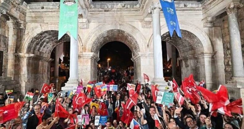 Kaleiçi Oldtown Festivali geleneksel korteji renkli görüntülere sahne oldu