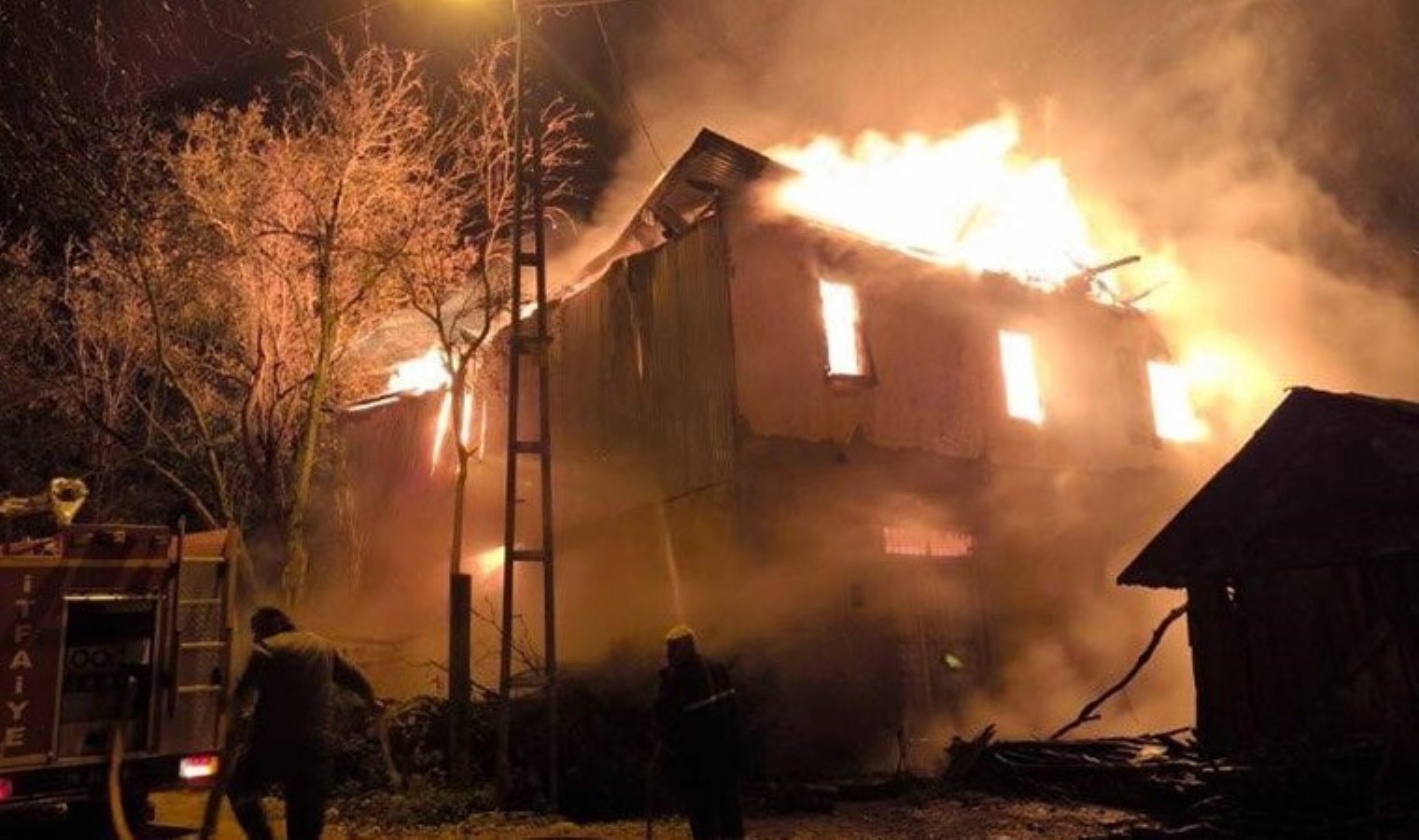 Karabük’te yangın: 2 katlı ev kullanılamaz hale geldi