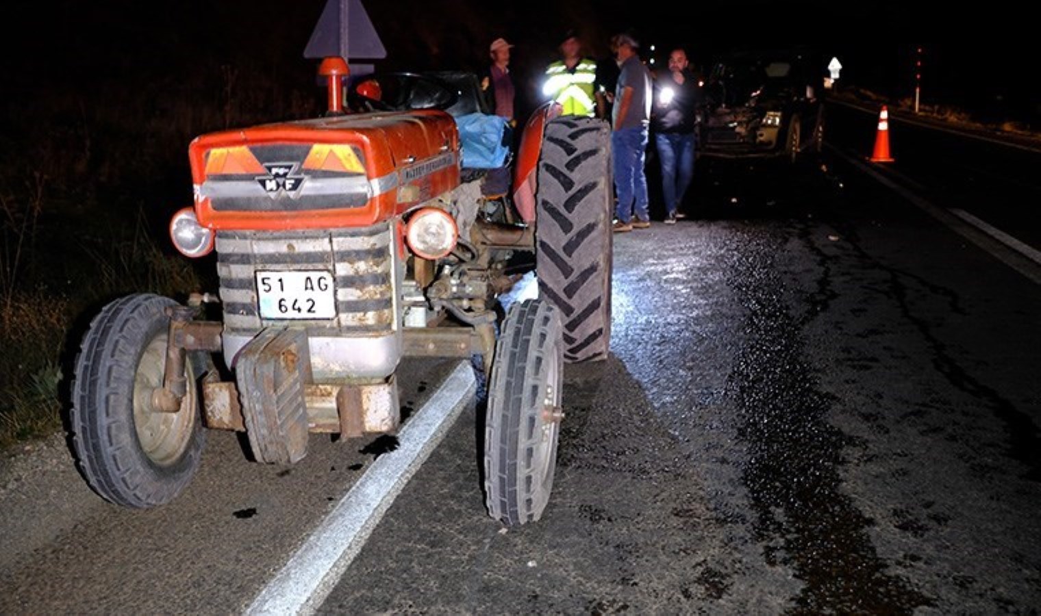 Kayseri’de hafif ticari araç, traktöre çarptı: 2 yaralı