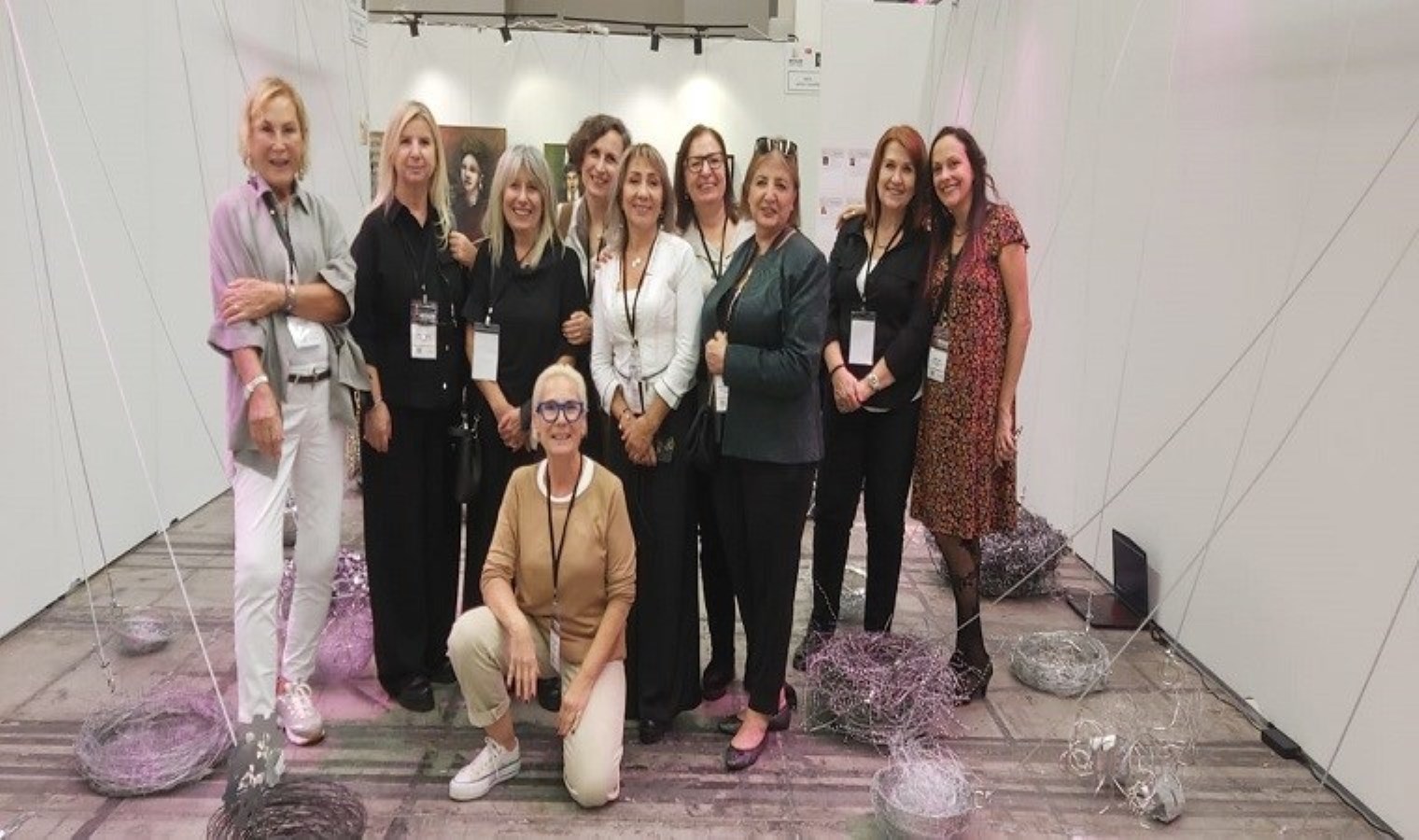 “Kırılgan Kanatlar: ‘Kuşlar da Ölür’ Sergisi ile Doğaya Şiirsel Bir Yolculuk”